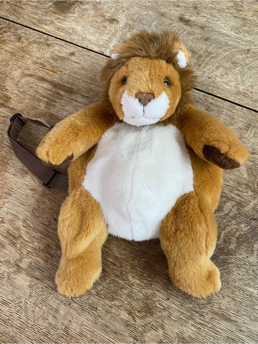 Super cute and super soft lion plush mini backpack. Lovely detailing.
